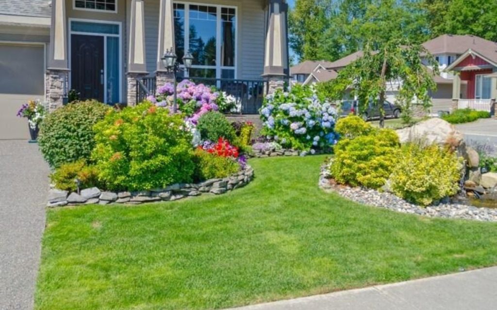 Entretien des massifs à Clermont-Ferrand : préserver la beauté de votre jardin toute l’année