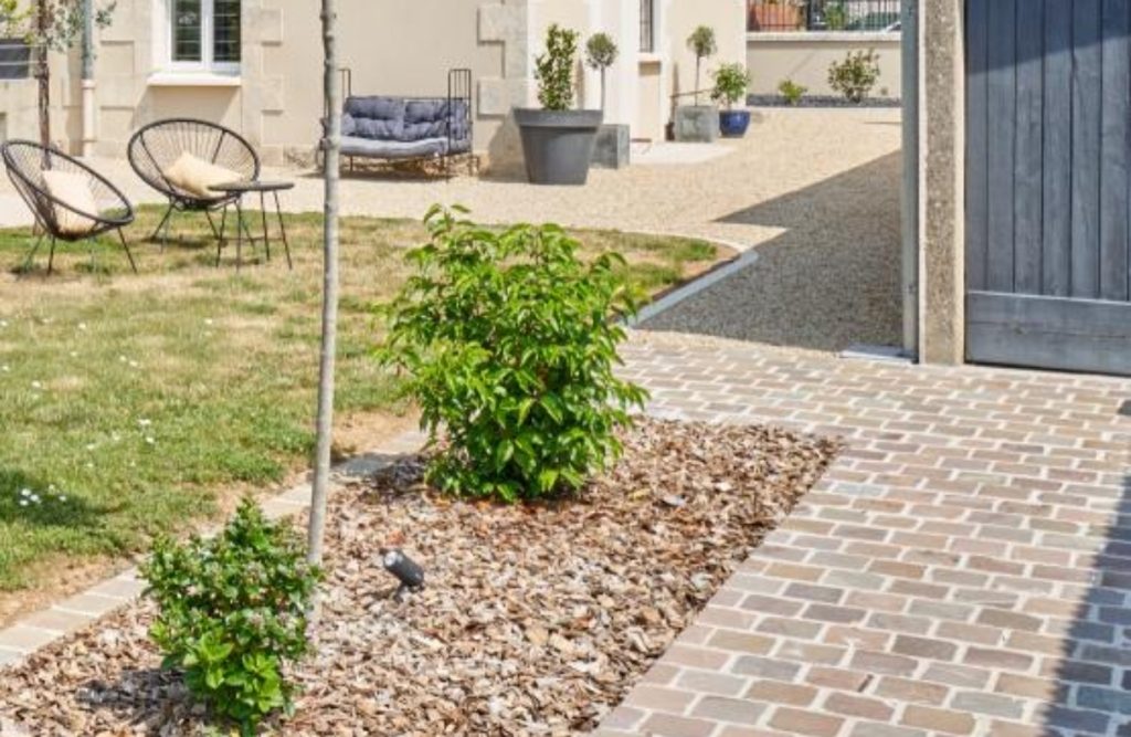 Entretien des massifs à Clermont-Ferrand : préserver la beauté de votre jardin toute l’année