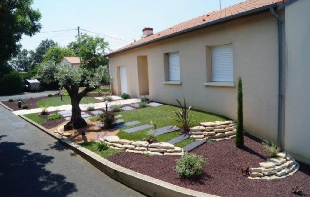 Entretien des massifs à Clermont-Ferrand : préserver la beauté de votre jardin toute l’année